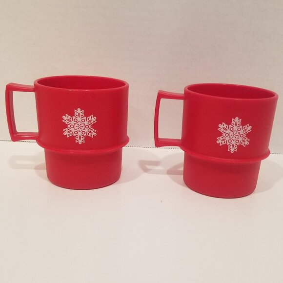 Tupperware Red Snowflake Plates and Mugs (4 pieces total), GUC - EUC - Picture 5 of 14